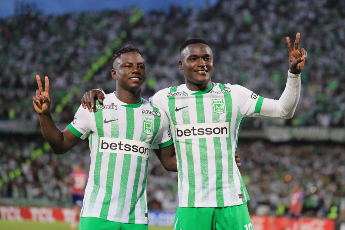 Jogadores do Atlético Nacional comemoram gol contra o Bahia (foto: Jaime Saldarriaga/AFP)