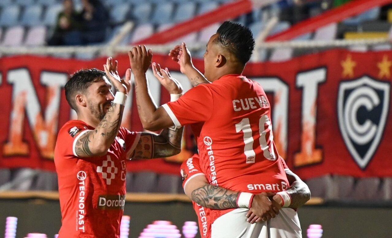 Jogadores do Cienciano comemoram gol (foto: Divulgação/Cienciano)