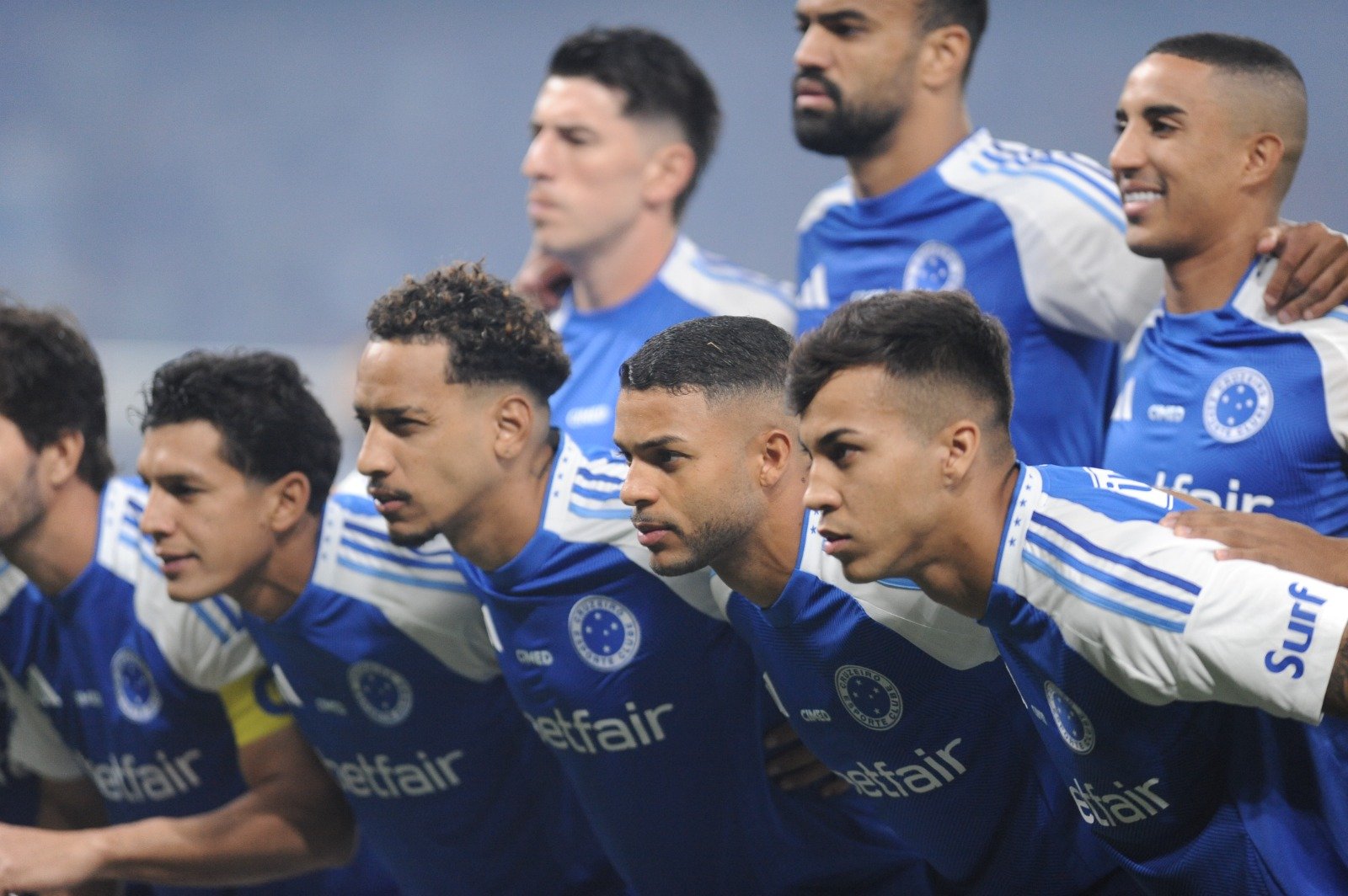 Jogadores do Cruzeiro posados antes de jogo (foto: Alexandre Guzanshe/EM/D.A Press)