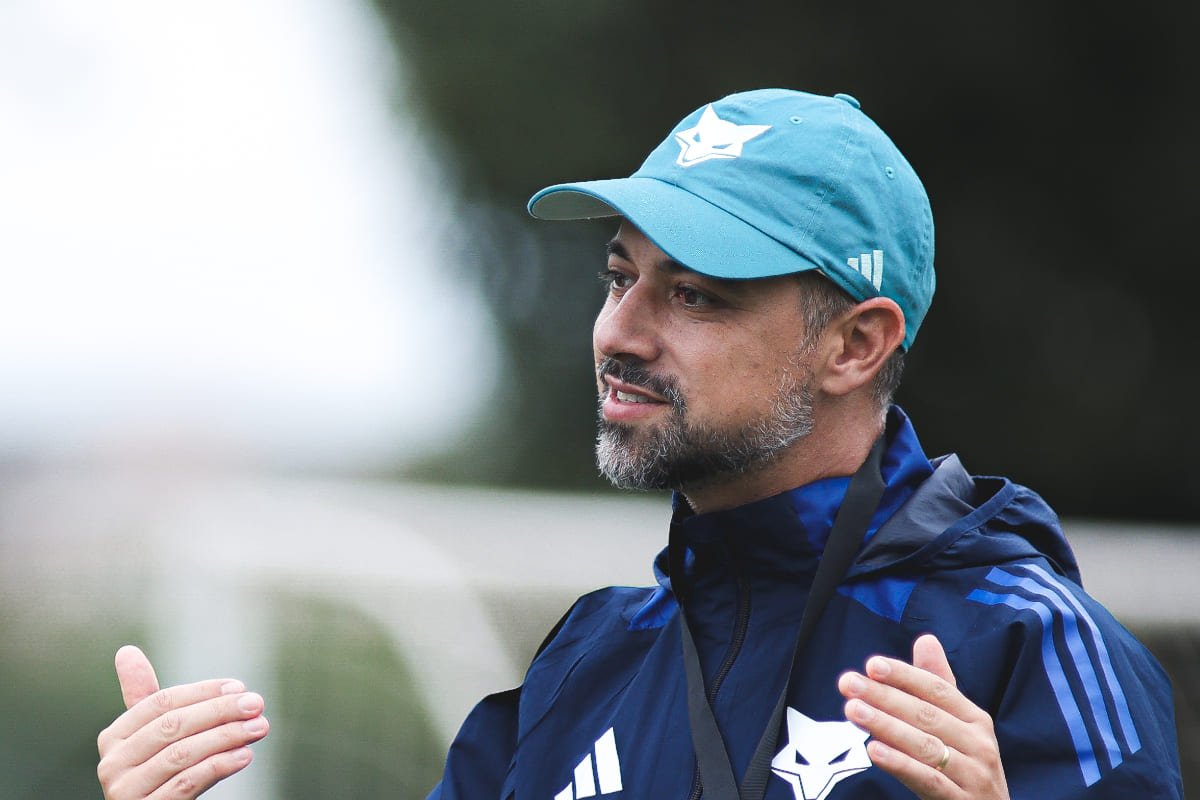Jonas Urias, técnico do Cruzeiro, em treinamento (foto: Gustavo Martins/Cruzeiro)