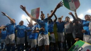 Juan Jesus (centro) comemora título italiano do Napoli - Crédito: 