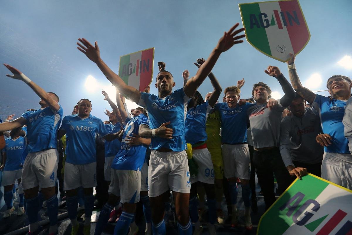 Juan Jesus (centro) comemora título italiano do Napoli (foto: CARLO HERMANN/AFP)