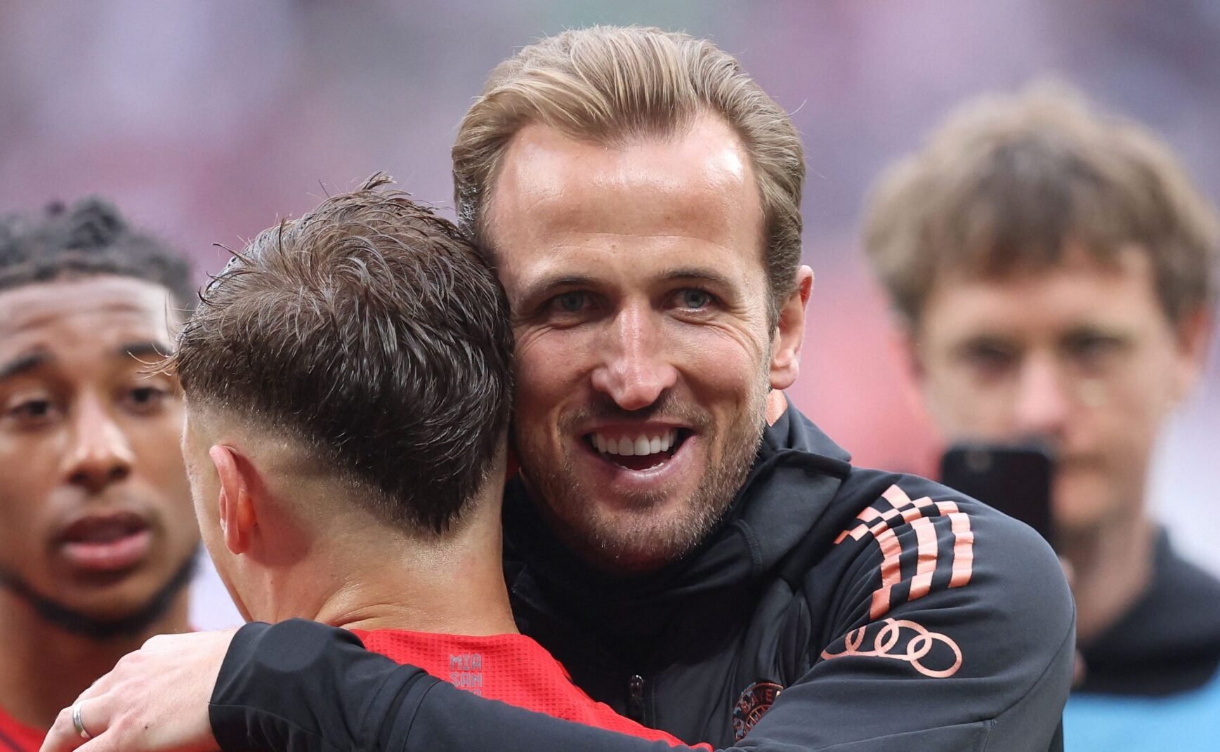 Jogadores do Bayern se abraçam (foto: Ronny Hartmann/AFP)
