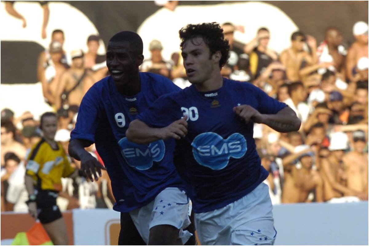 Ao balançar a rede contra o Atlético, em 26 de abril de 2009, pela final do Mineiro, Kleber imitou galinha e fez gesto de choro - (foto: Jorge Gontijo/EM/D.A Press)