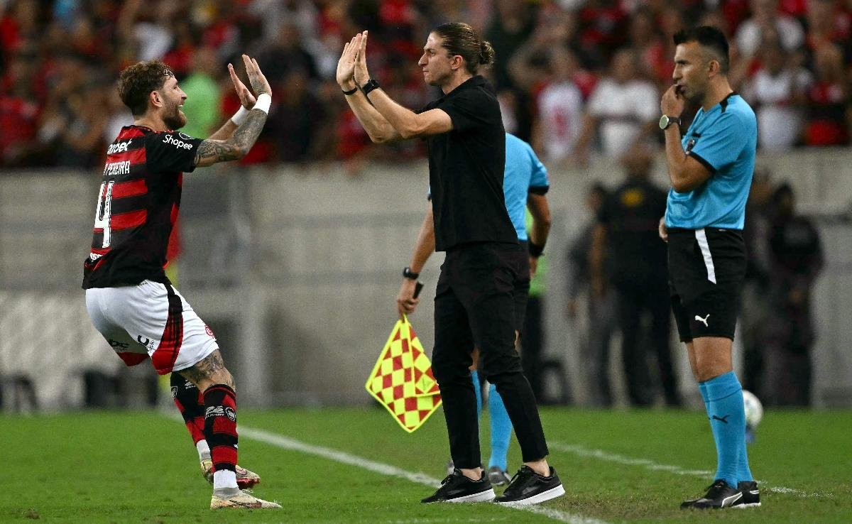 Léo Pereira comemora gol pelo Flamengo com Filipe Luís (foto: MAURO PIMENTEL/AFP)