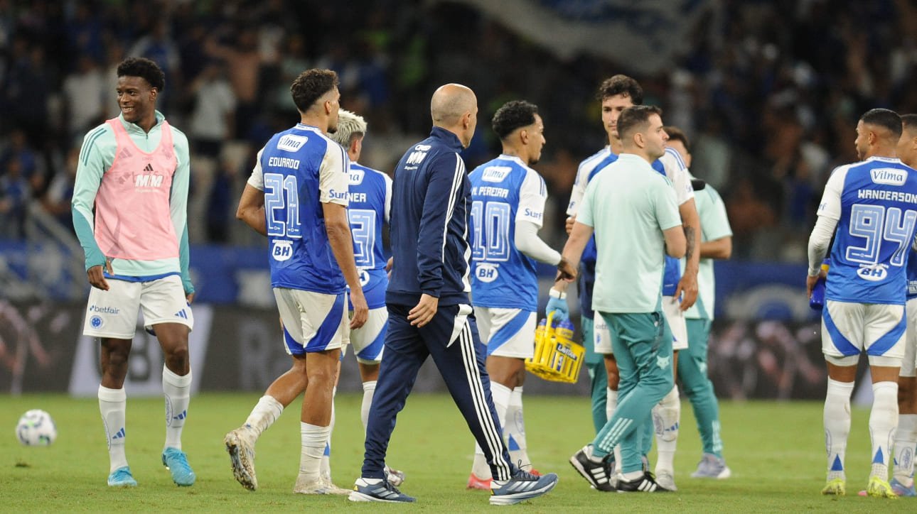 Jogadores e técnico do Cruzeiro no Mineirão (foto: Alexandre Guzanshe/EM/D.A. Press)