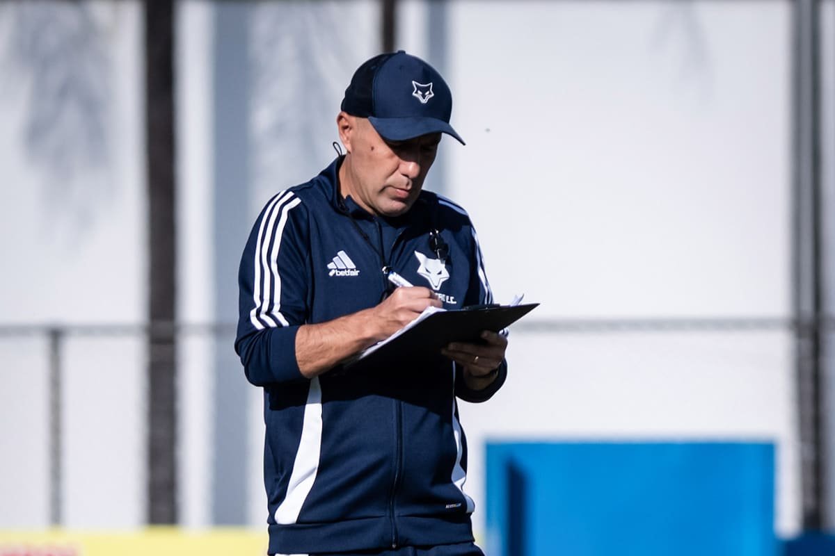 Leonardo Jardim, técnico do Cruzeiro, em treinamento (foto: Gustavo Aleixo/Cruzeiro)