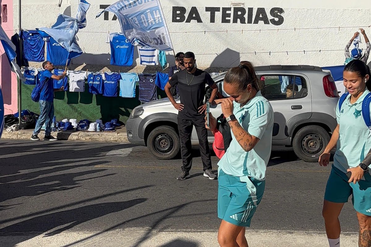 Letícia Ferreira, atacante, gravando a recepção da Desorganizada Cabulosa