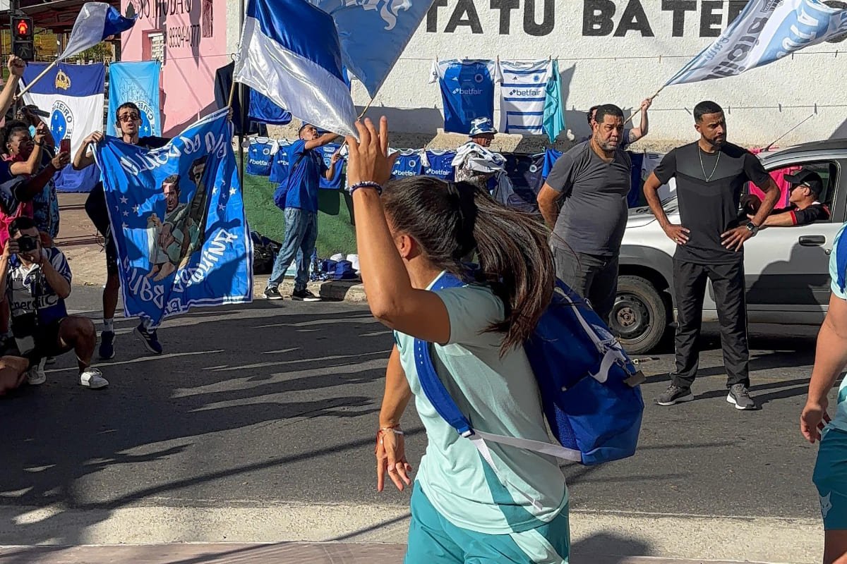 Limpia Fretes, lateral, celebrando recepção da Desorganizada Cabulosa