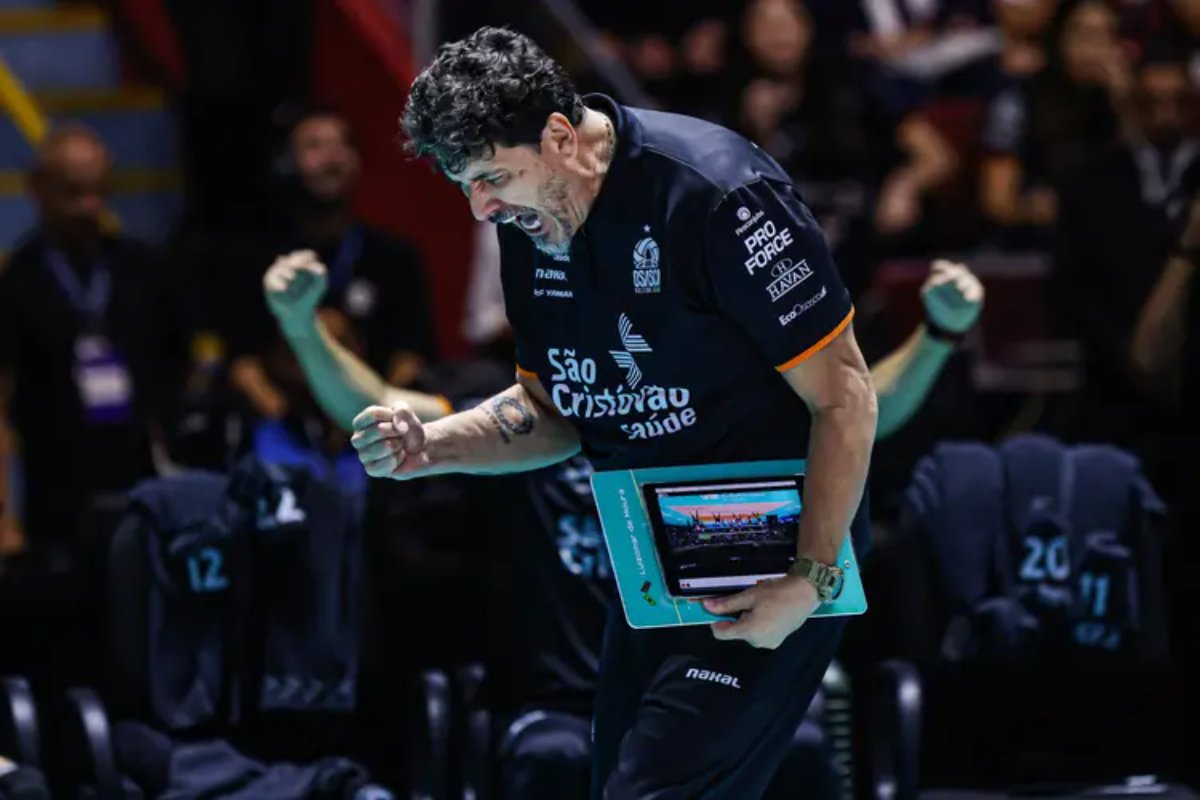 Luizomas comemora ponto do Osasco na final da Superliga Feminina de Vôlei (foto: Wander Roberto/Inovafoto/CBV)