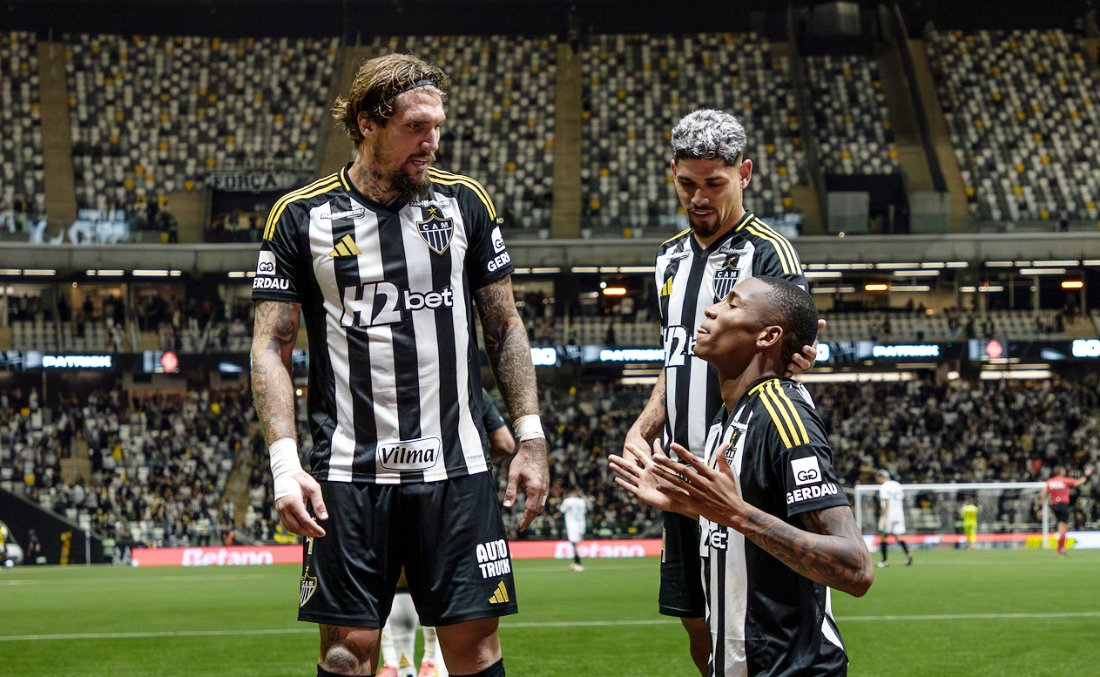 Lyanco observa comemoração de Patrick pelo Atlético (foto: Pedro Souza/Atlético)