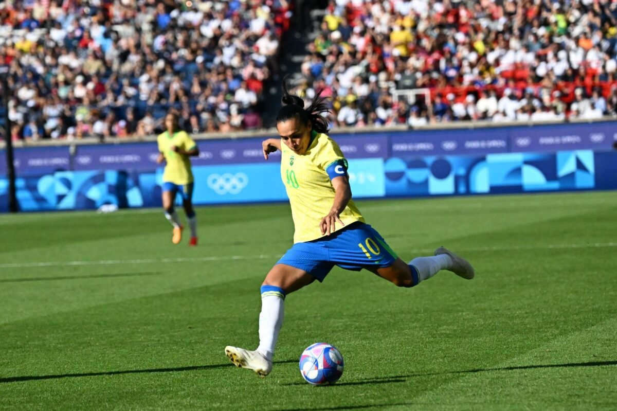 Marta se prepara para chutar bola pela Seleção Brasileira (foto: Leandro Couri/EM/D.A Press)