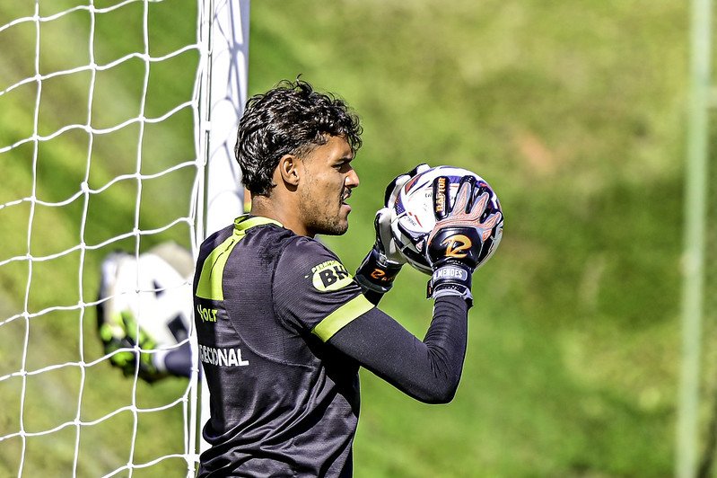 Goleiro Matheus Mendes segura bola durante treino do América (foto: Mourão Panda/América)