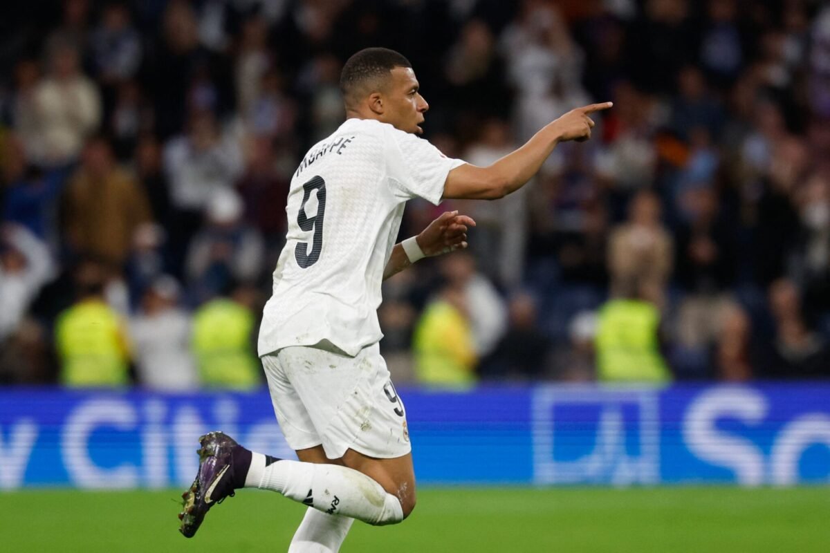 Mbappé corre e aponta ao comemorar gol pelo Real Madrid (foto: Pierre-Philippe Marcou/AFP)