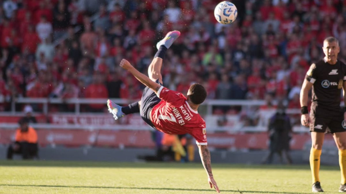 Santiago Montiel marcou golaço de bicicleta pelo Independiente (foto: Divulgação/Independiente)