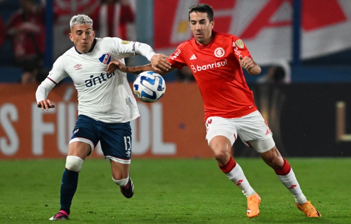 Christian Almeida, do Nacional, e Carlos de Pena, do Internacional (foto: Pablo PORCIUNCULA / AFP)