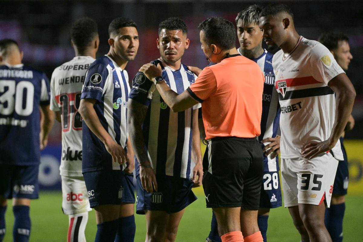 Miguel Navarro foi às lágrimas em campo (foto: NELSON ALMEIDA/AFP)
