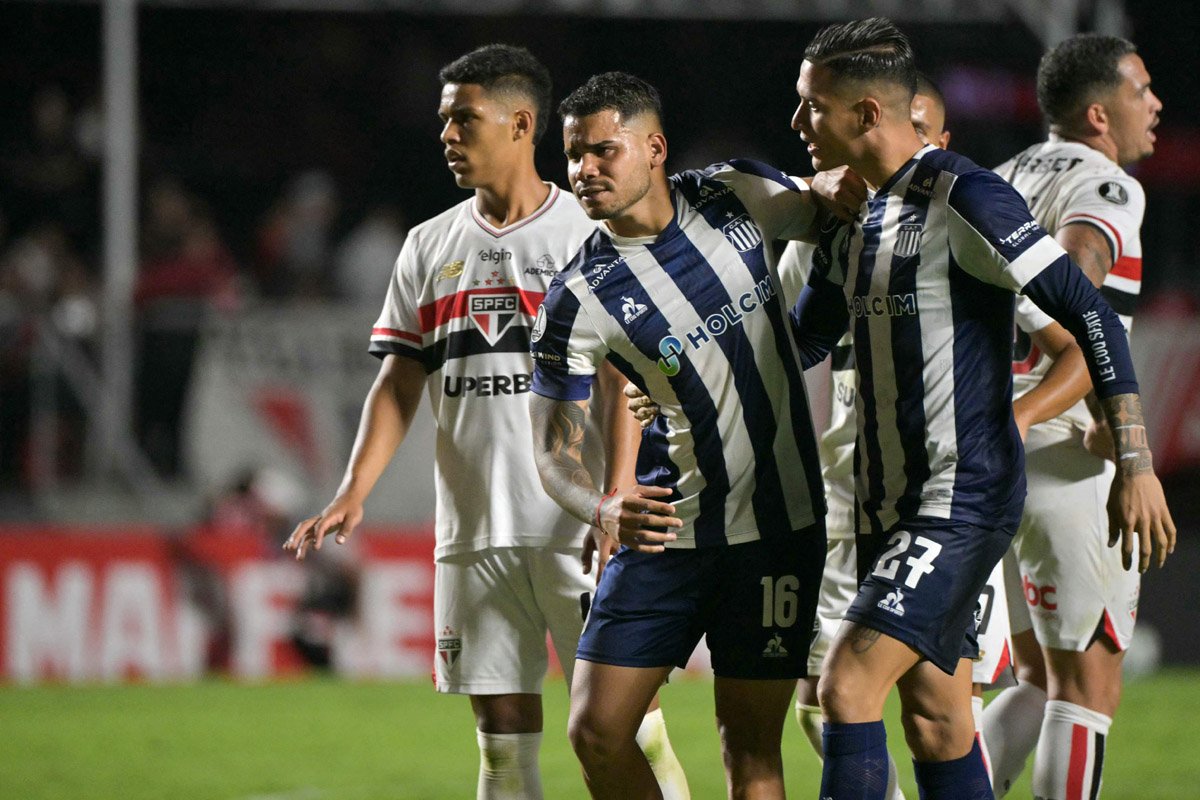 Miguel Navarro foi acolhido em campo após ofensa de Bobadilla, do São Paulo (foto: NELSON ALMEIDA/AFP)