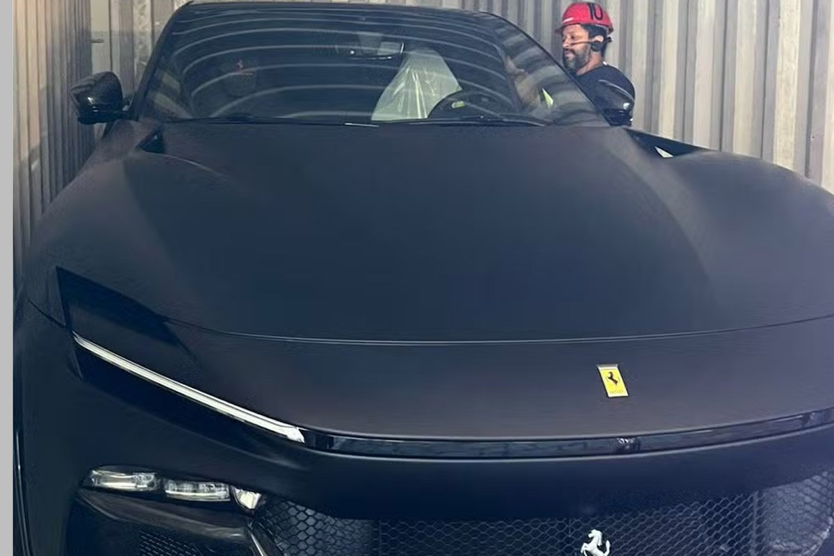 Ferrari recebida por Neymar no porto de Santos (foto: Reprodução)