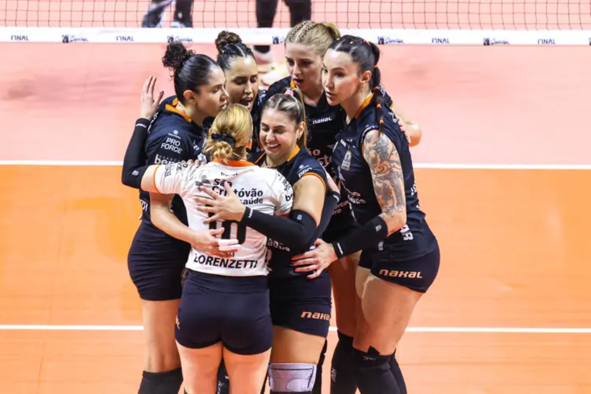 Osasco comemora ponto sobre o Bauru na Superliga Feminina de Vôlei (foto: Wander Roberto/Inovafoto/CBV)