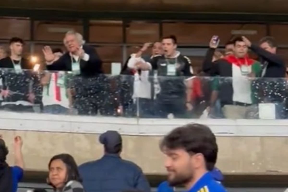 Dirigentes do Palestino em discussão com torcedores do Cruzeiro (foto: Reprodução/Redes Sociais)