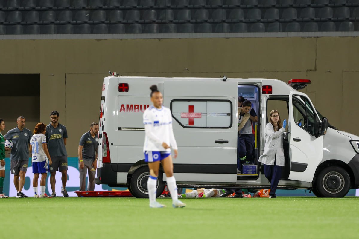 Kate Tapia, goleira do Palmeiras, deixou gramado da Arena Barueri de ambulância (foto: Fabio Menotti/Palmeiras)