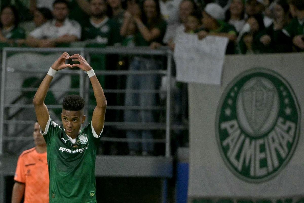 Estêvão comemora gol em despedida do Allianz (foto: NELSON ALMEIDA/AFP)