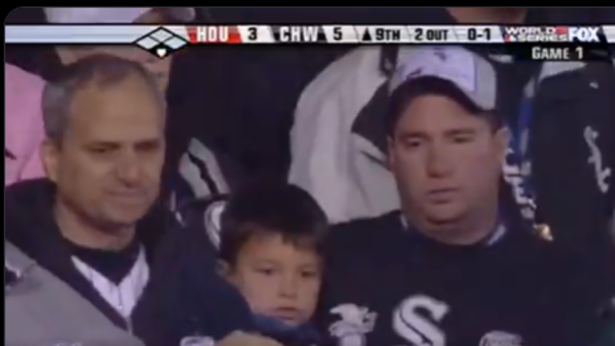 Robert Prevost, o Papa Leão 14, foi flagrado na transmissão de final da MLB em 2005 (foto: Reprodução/Fox)