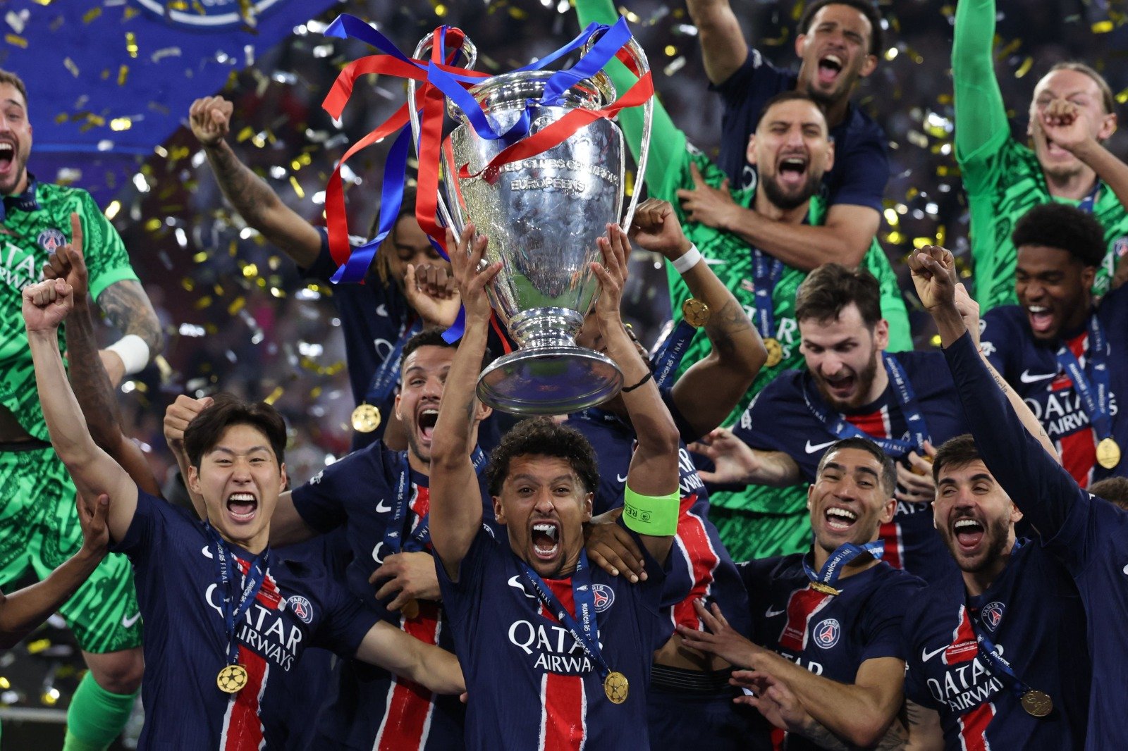 Marquinhos levanta taça de campeão da Champions League (foto: Franck Fife/AFP)