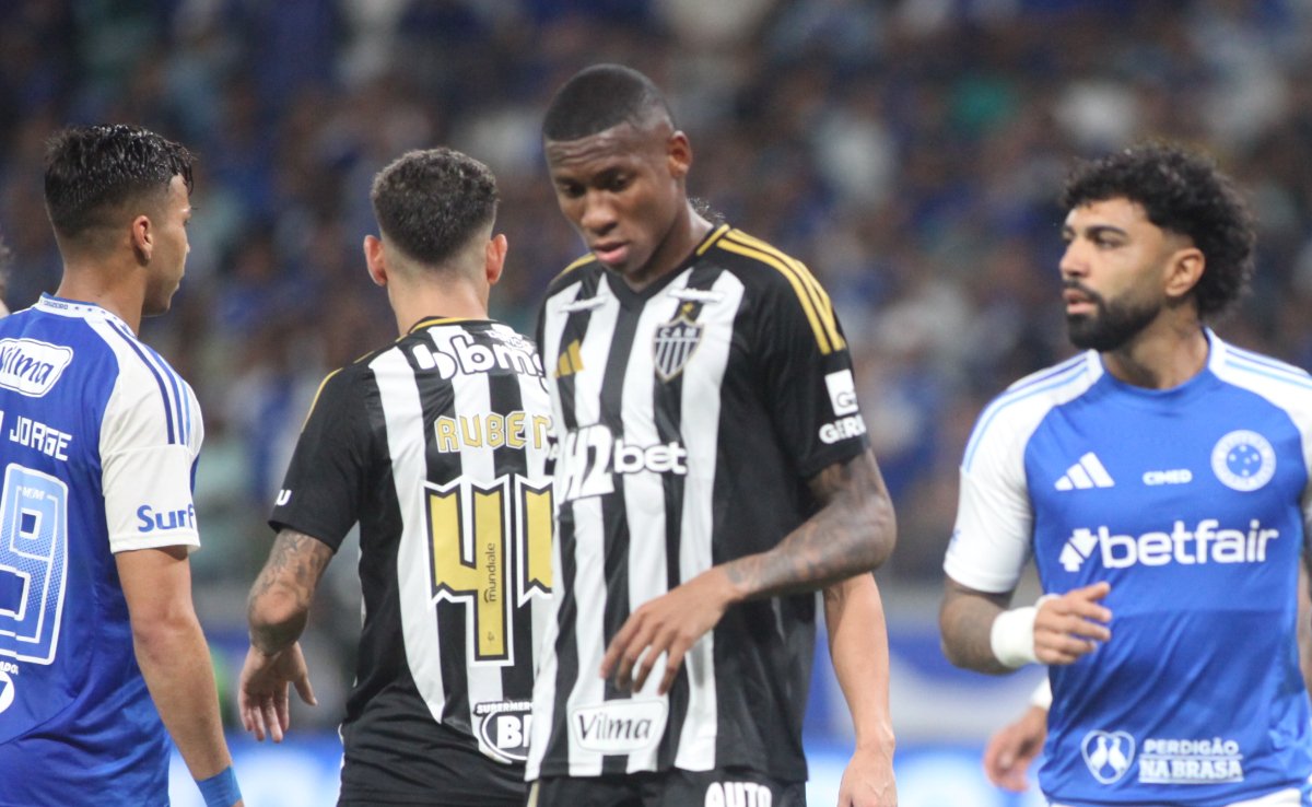 Patrick, volante do Atlético, em ação no Mineirão durante clássico contra o Cruzeiro (foto: Edesio Ferreira/EM/D.A. Press)