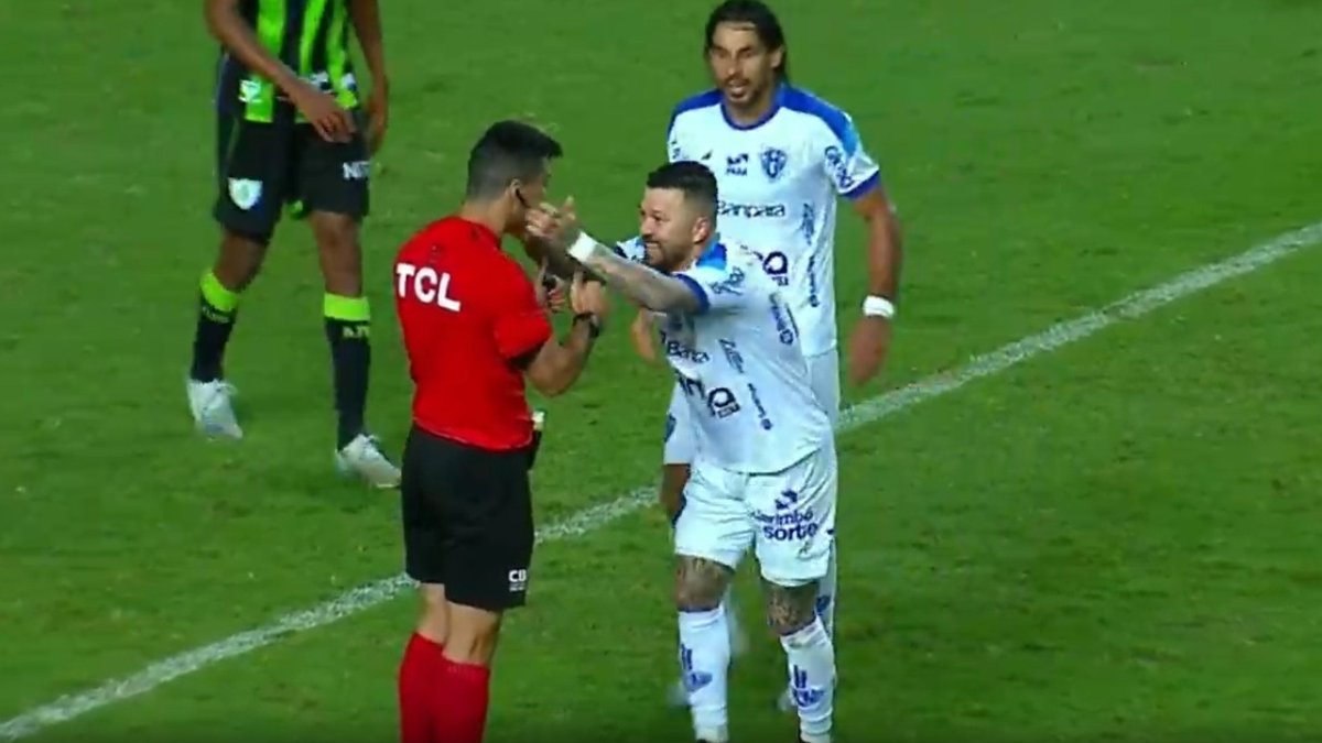 Rossi tem interação curiosa com juiz ao celebrar gol 'sem querer' em América x Paysandu (foto: Reprodução/ESPN)