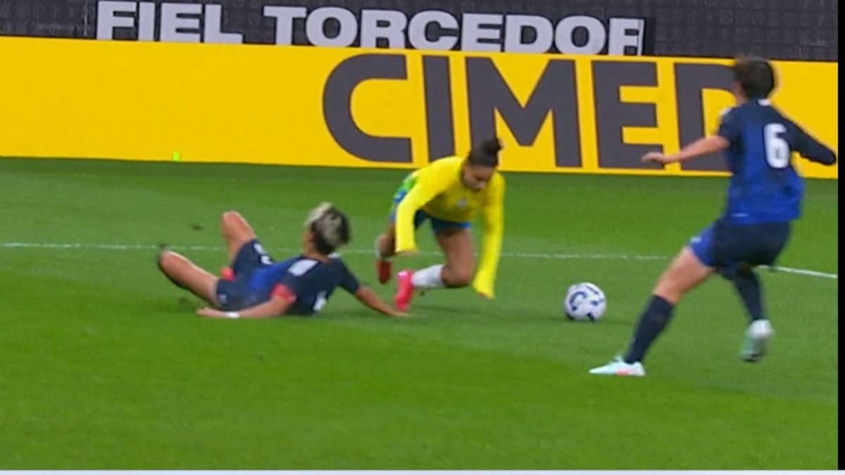 Dudinha, da Seleção, é derrubada por defensora do Japão na grande área (foto: Reprodução/Sportv)