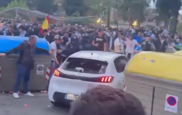 Carro passando em meio a multidão (foto: Reprodução)