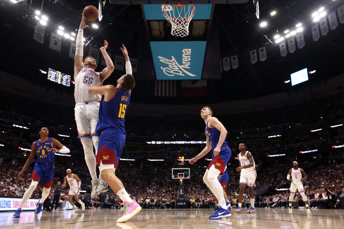 Denver Nuggets venceu o Oklahoma City na prorrogação (foto: MATTHEW STOCKMAN/GETTY IMAGES/AFP PHOTO)
