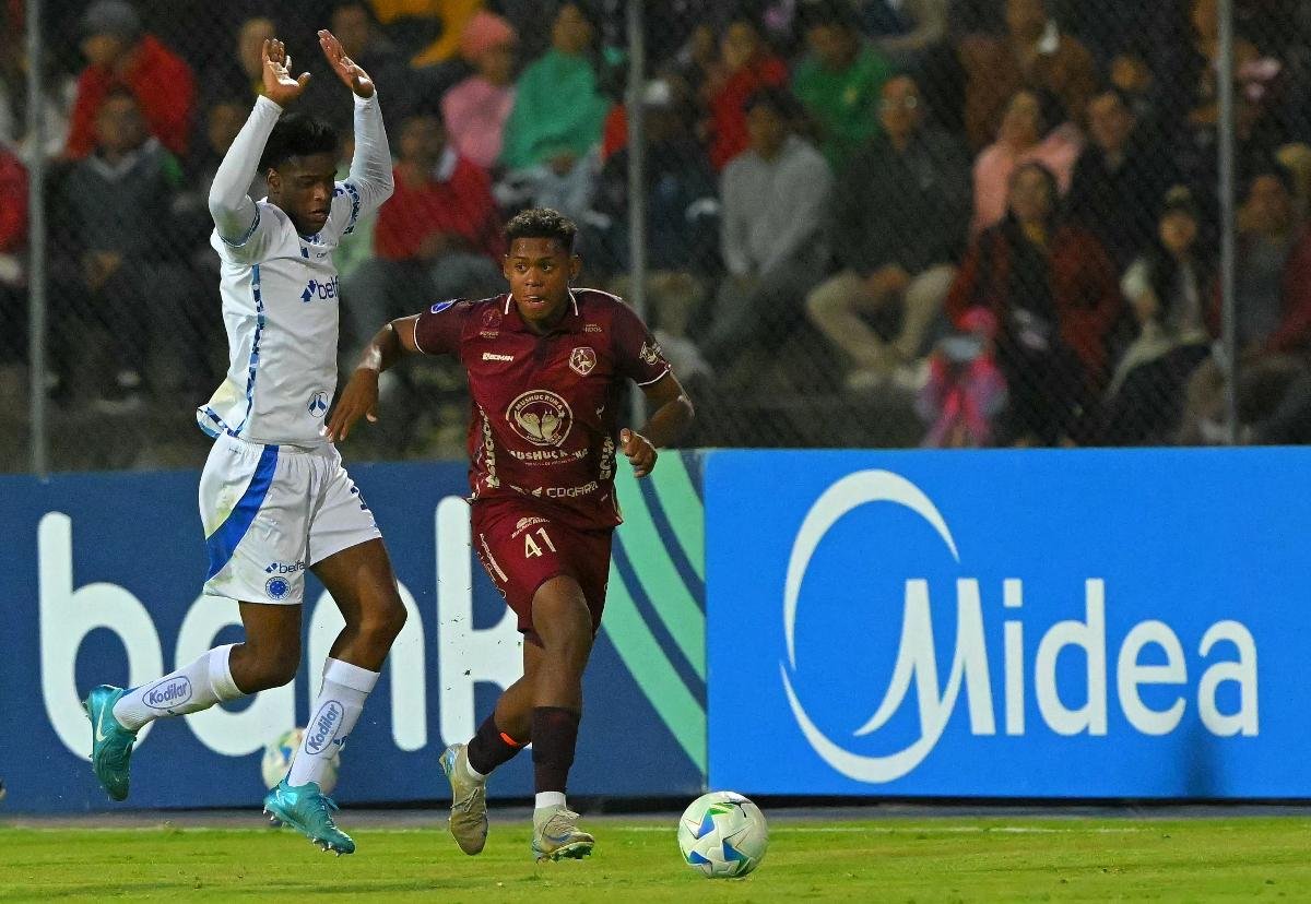 Cruzeiro empatou por 1 a 1 com o Mushuc Runa (foto: Rodrigo BUENDIA / AFP)