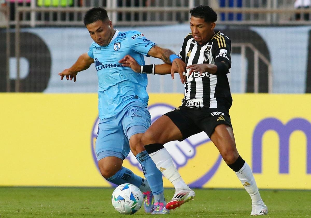 Lance do jogo entre Deportes Iquique e Atlético (foto: Alex DIAZ / PHOTOSPORT / AFP)