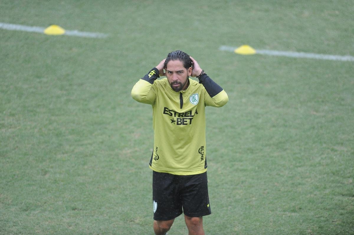 Benítez, meia do América, em treino no CT Lanna Drumond (foto: Alexandre Guzanshe/EM D.A Press)