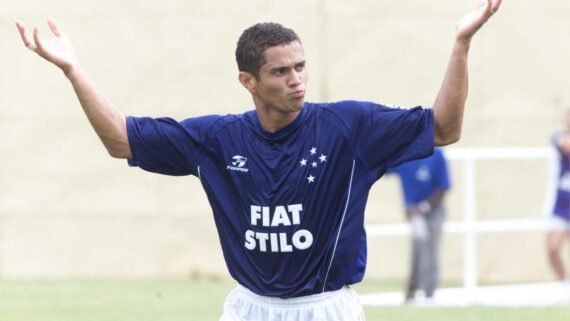 Marcelo Ramos em ação pelo Cruzeiro na temporada 2003 (foto: Jorge Gontijo/Estado de Minas - 26/01/2003)