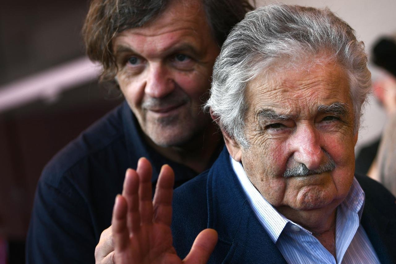 Pepe Mujica acenando com a mão (foto: Filippo Monteforte / AFP)