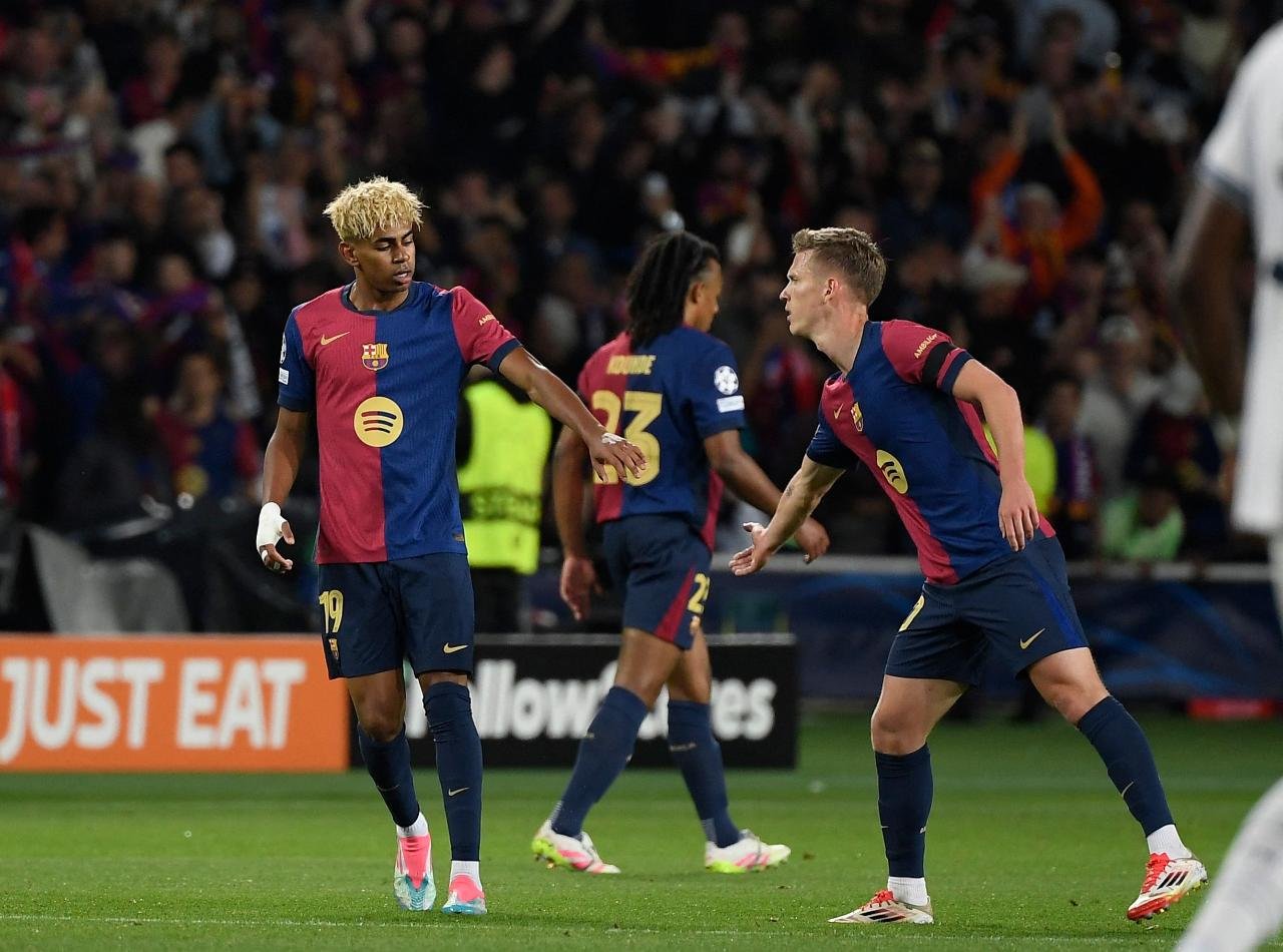 Jogadores do Barcelona se cumprimentam (foto: Josep Lago / AFP)