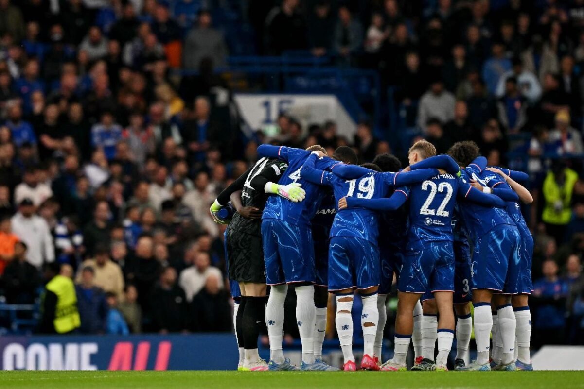 Jogadores do Chelsea em círculo (foto: Glyn Kirk / AFP)