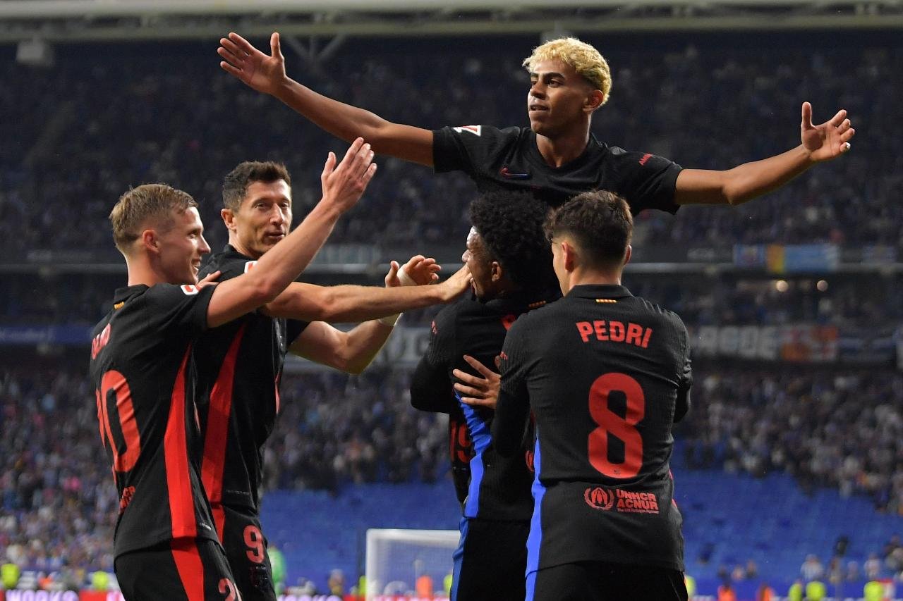 Jogadores do Barcelona celebram gol (foto: Manaure Quintero / AFP)