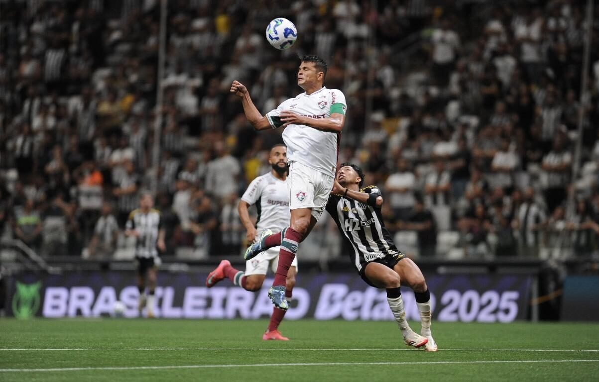 Thiago Silva cabeceia a bola (foto: Alexandre Guzanshe/EM/D.A. Press)