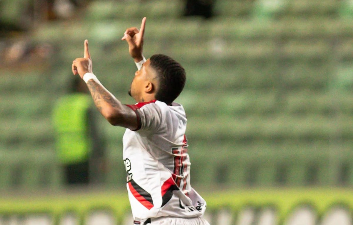 Robert Santos comemora belo gol marcado contra o América (foto: Divulgação/ACG)