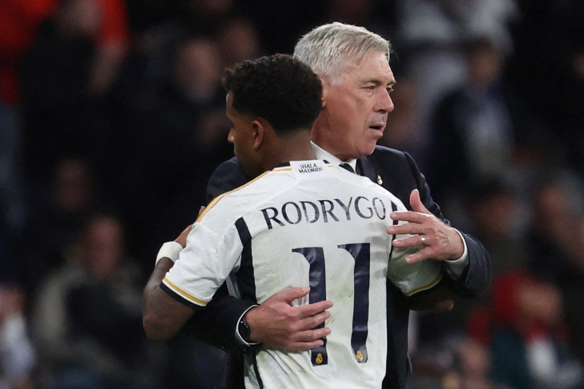 Atacante Rodrygo e o técnico Carlo Ancelotti, do Real Madrid (foto: PIERRE-PHILIPPE MARCOU/AFP)
