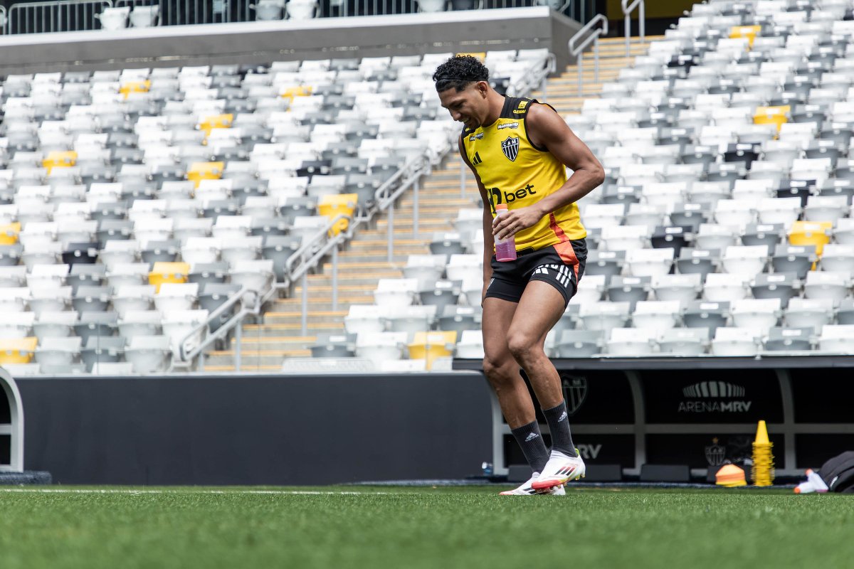 Rony, atacante do Atlético, durante treino na Arena MRV (foto: Pedro Souza/Atlético)