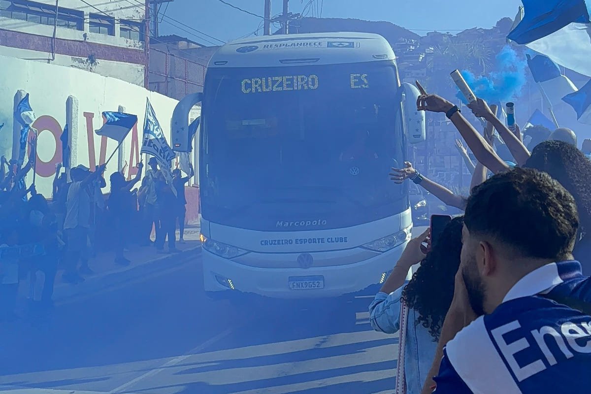 Recepção do ônibus do Cruzeiro pela caravana da Desorganizada Cabulosa