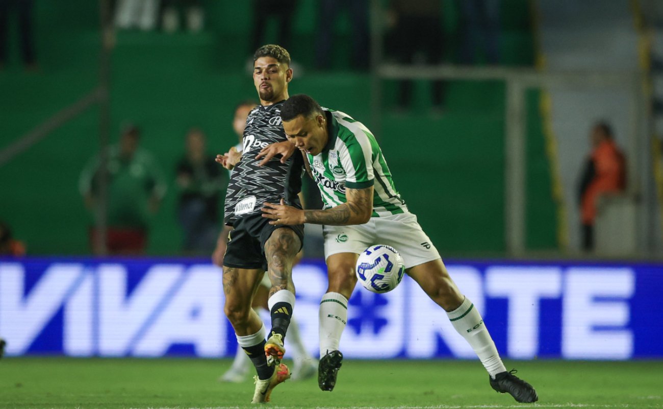 Rubens, meio-campista do Atlético, em ação contra o Juventude (foto: Pedro Souza/Atlético)