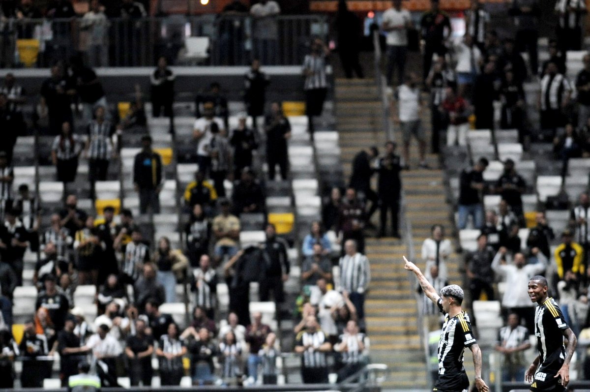Rubens aponta para a torcida do Atlético após gol sobre o Maringá na Arena MRV (foto: Alexandre Guzanshe/EM/D.A. Press)