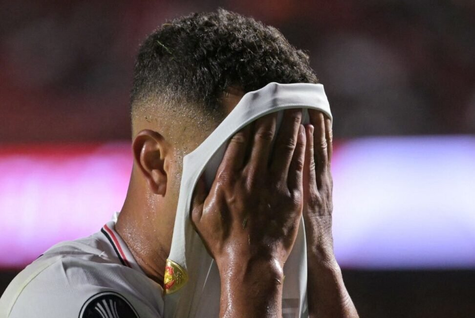 Alisson com a camisa do São Paulo no rosto (foto: Nelson Almeida/AFP)